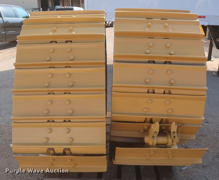 image for item HJ9440 Caterpillar D6T dozer tracks