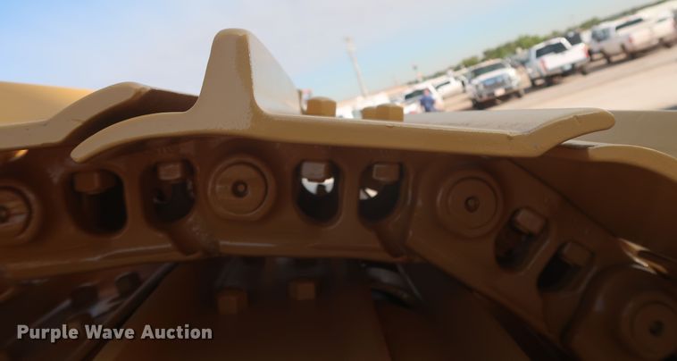 image for item HJ9440 Caterpillar D6T dozer tracks