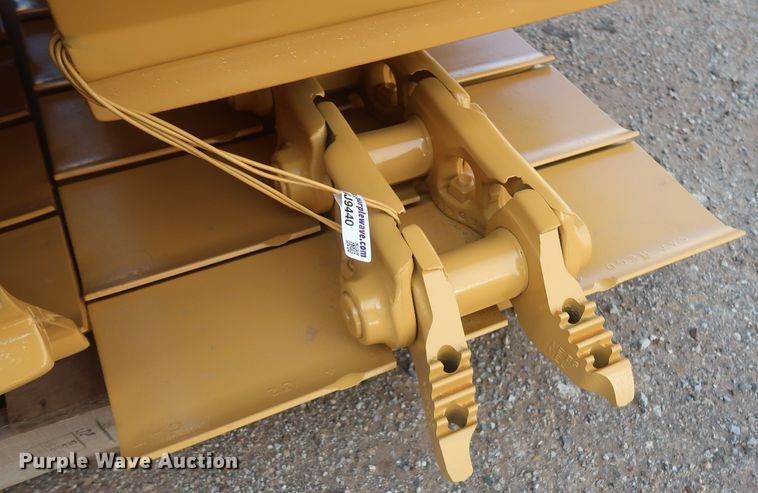 image for item HJ9440 Caterpillar D6T dozer tracks