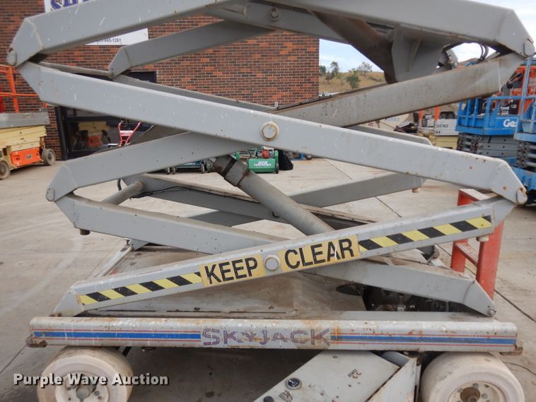 image for item HV9799 1999 Skyjack 4626  scissor lift