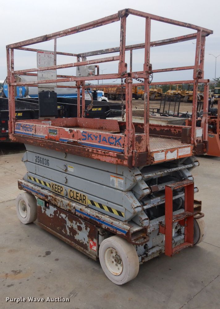 image for item HV9800 2000 Skyjack 4626  scissor lift