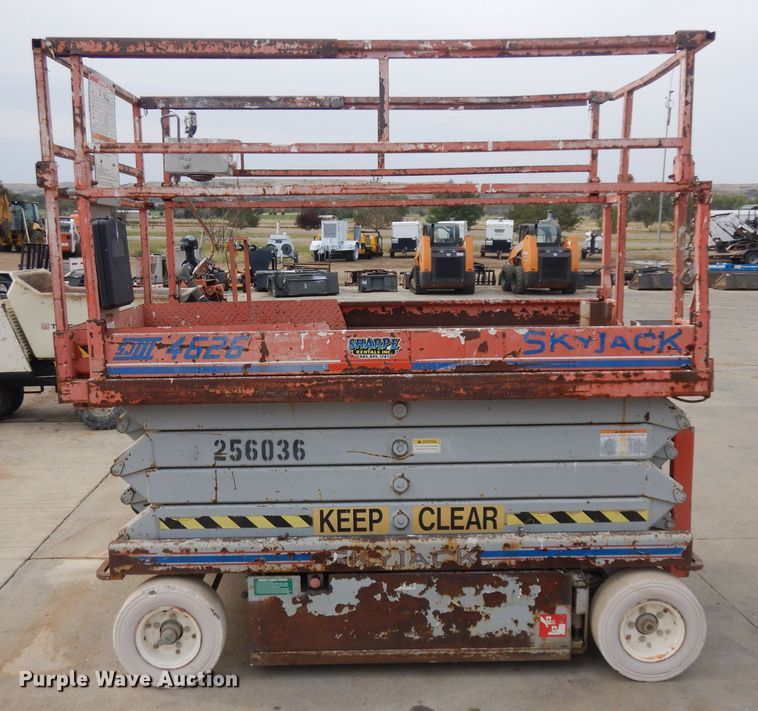 image for item HV9800 2000 Skyjack 4626  scissor lift