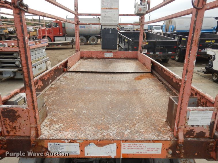 image for item HV9800 2000 Skyjack 4626  scissor lift
