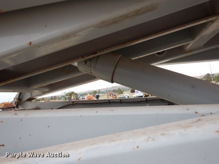 image for item HV9800 2000 Skyjack 4626  scissor lift