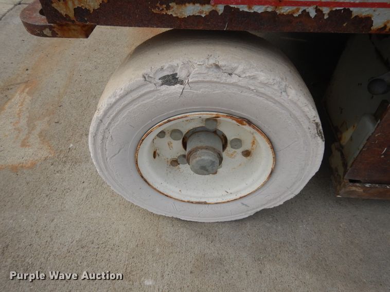 image for item HV9800 2000 Skyjack 4626  scissor lift