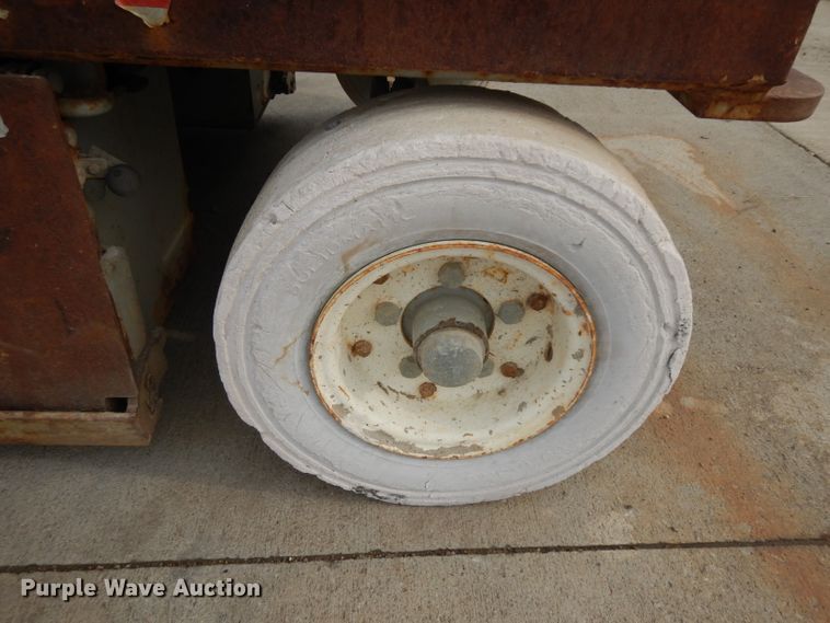 image for item HV9800 2000 Skyjack 4626  scissor lift