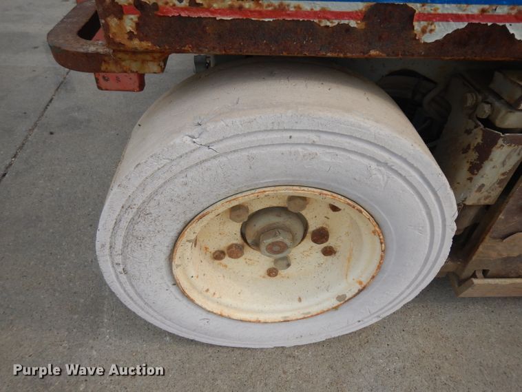 image for item HV9800 2000 Skyjack 4626  scissor lift