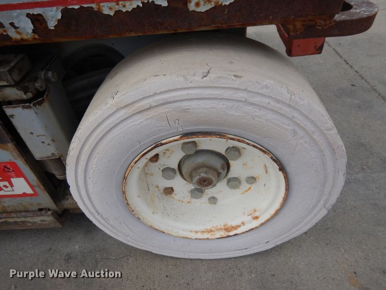 image for item HV9800 2000 Skyjack 4626  scissor lift