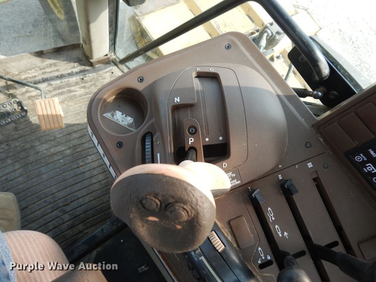 image for item HV9995 2002 John Deere 6420  tractor