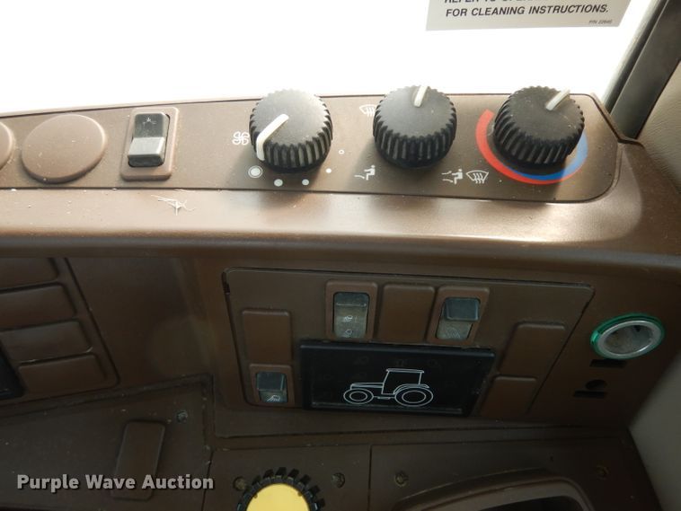 image for item HV9995 2002 John Deere 6420  tractor