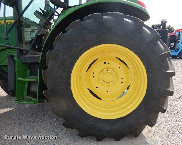 image for item HV9995 2002 John Deere 6420  tractor