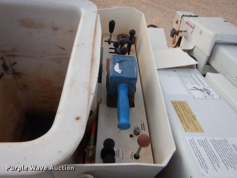 image for item HW9304 2015 Dodge Ram 5500  bucket truck