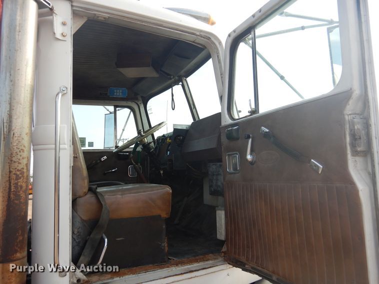 image for item DD0323 1981 Autocar  winch truck