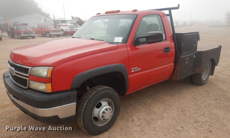 image for item DD0332 2007 Chevrolet Silverado 3500HD  flatbed pickup truck