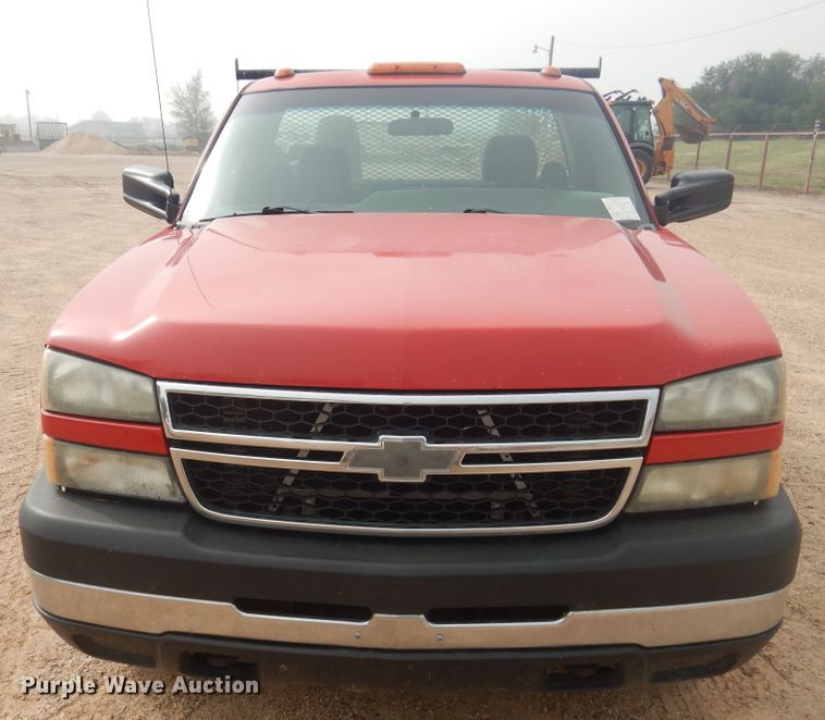 image for item DD0332 2007 Chevrolet Silverado 3500HD  flatbed pickup truck