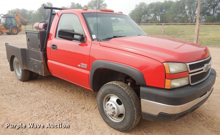 image for item DD0332 2007 Chevrolet Silverado 3500HD  flatbed pickup truck
