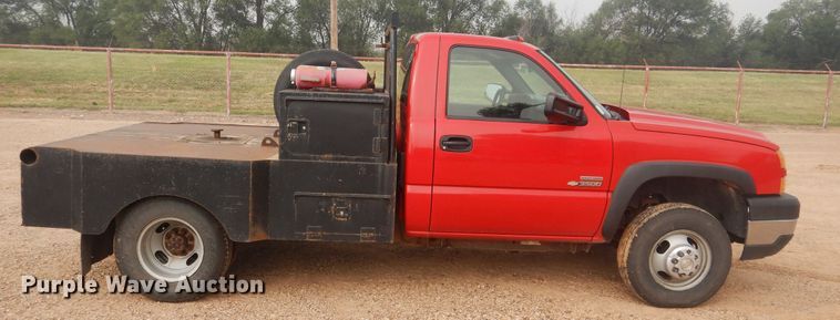 image for item DD0332 2007 Chevrolet Silverado 3500HD  flatbed pickup truck