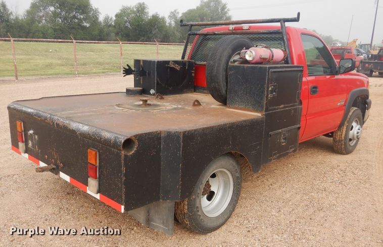 image for item DD0332 2007 Chevrolet Silverado 3500HD  flatbed pickup truck