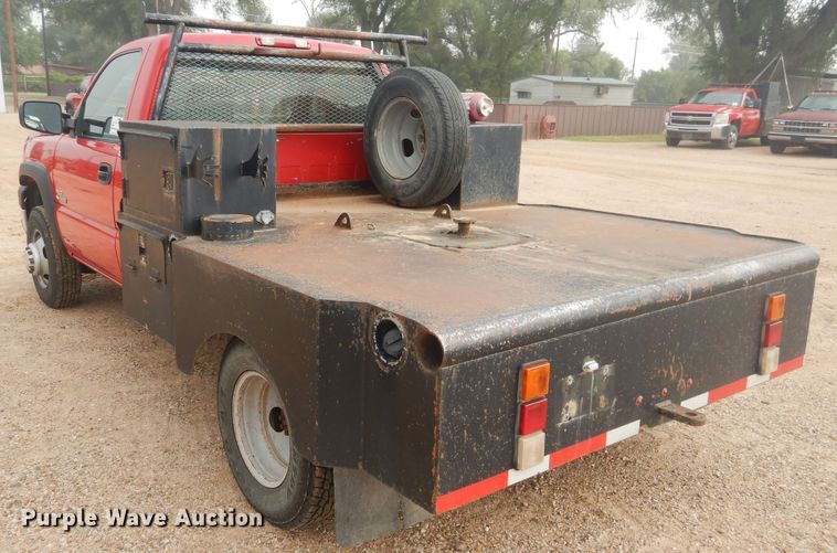 image for item DD0332 2007 Chevrolet Silverado 3500HD  flatbed pickup truck