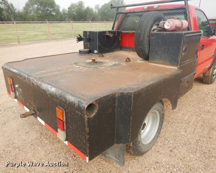 image for item DD0332 2007 Chevrolet Silverado 3500HD  flatbed pickup truck