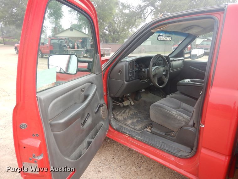 image for item DD0332 2007 Chevrolet Silverado 3500HD  flatbed pickup truck