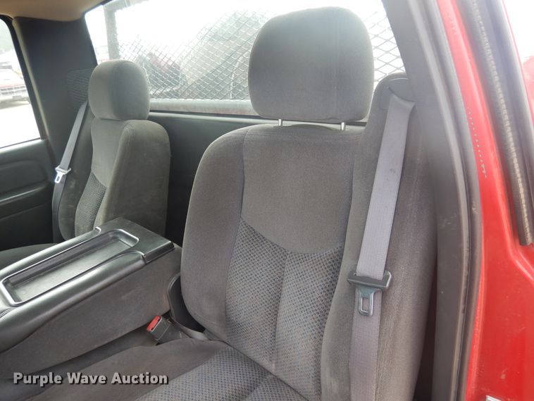 image for item DD0332 2007 Chevrolet Silverado 3500HD  flatbed pickup truck