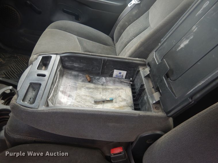 image for item DD0332 2007 Chevrolet Silverado 3500HD  flatbed pickup truck