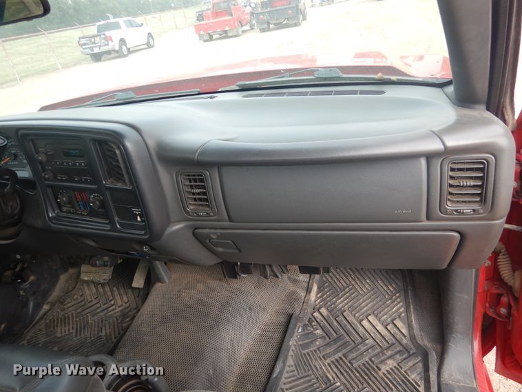 image for item DD0332 2007 Chevrolet Silverado 3500HD  flatbed pickup truck