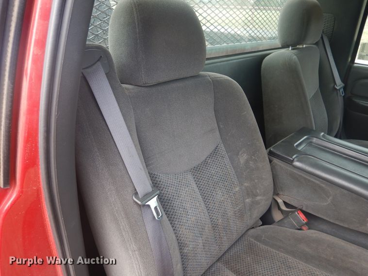 image for item DD0332 2007 Chevrolet Silverado 3500HD  flatbed pickup truck