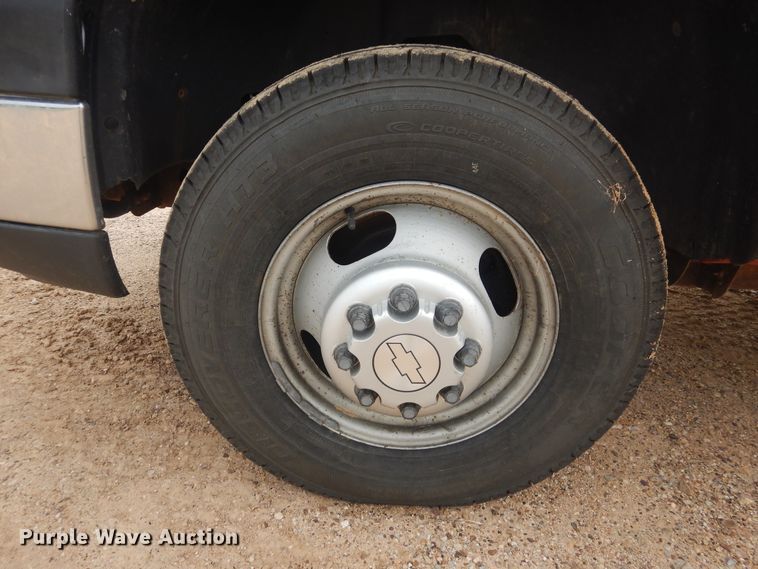 image for item DD0332 2007 Chevrolet Silverado 3500HD  flatbed pickup truck