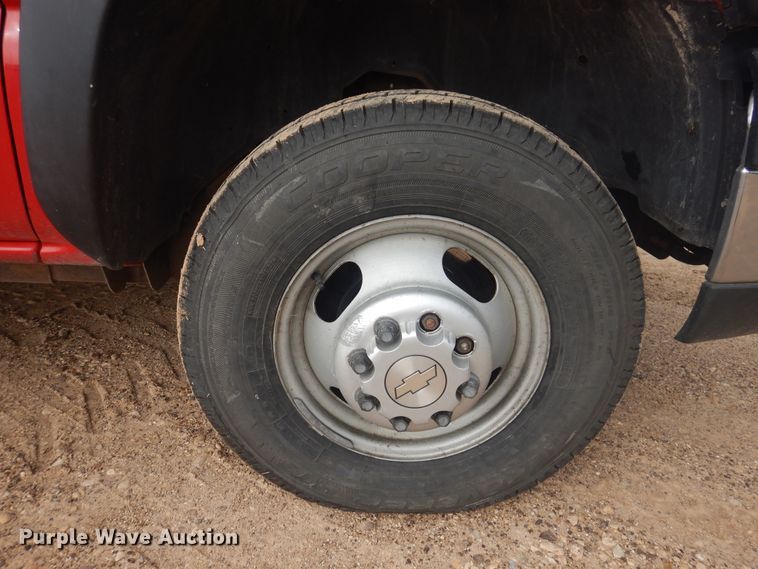 image for item DD0332 2007 Chevrolet Silverado 3500HD  flatbed pickup truck