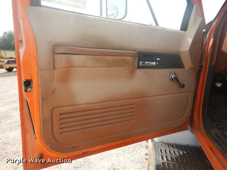 image for item DD0337 1993 GMC TopKick C6500  bucket truck