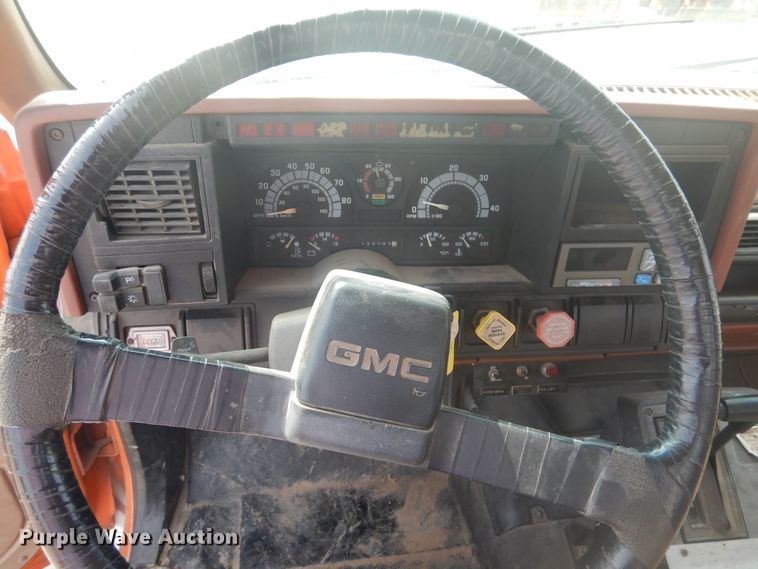 image for item DD0337 1993 GMC TopKick C6500  bucket truck