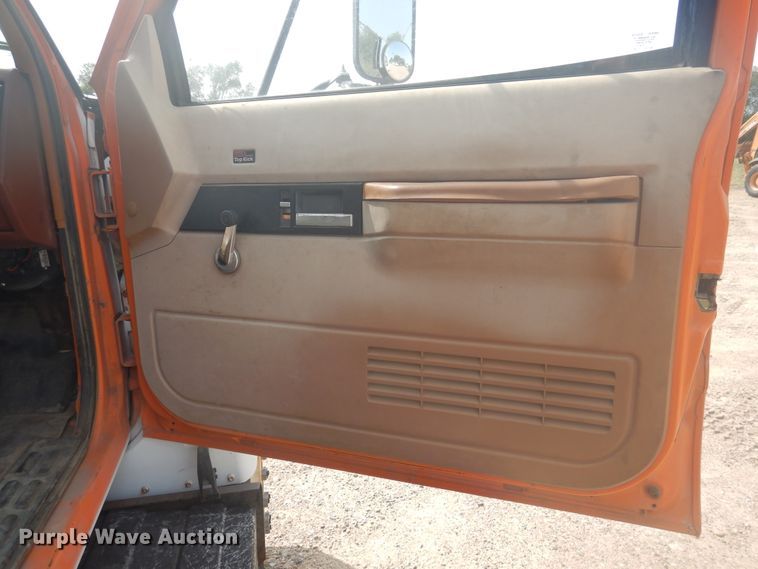 image for item DD0337 1993 GMC TopKick C6500  bucket truck