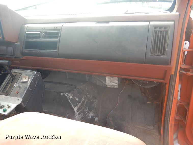 image for item DD0337 1993 GMC TopKick C6500  bucket truck