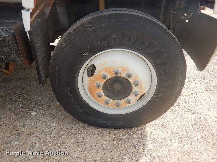 image for item DD0337 1993 GMC TopKick C6500  bucket truck