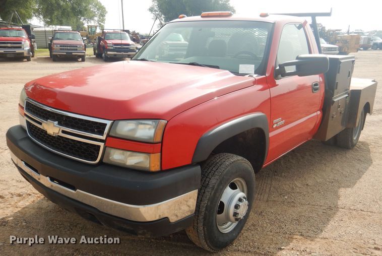 image for item DD0348 2007 Chevrolet Silverado 3500HD  flatbed pickup truck