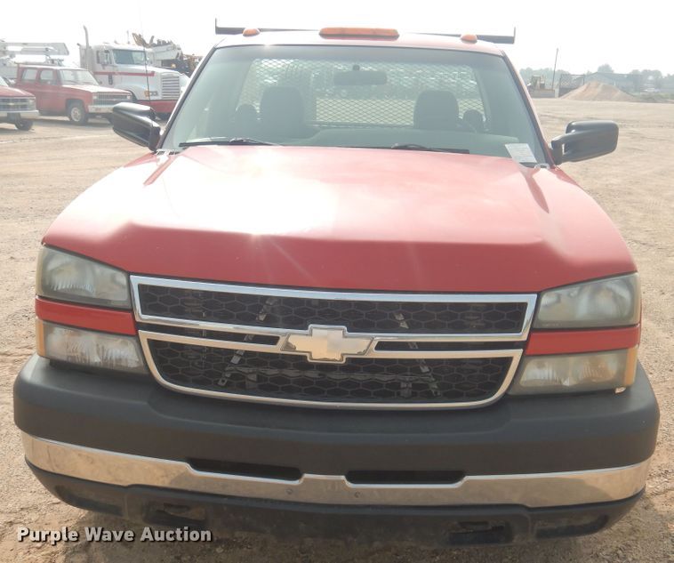 image for item DD0348 2007 Chevrolet Silverado 3500HD  flatbed pickup truck