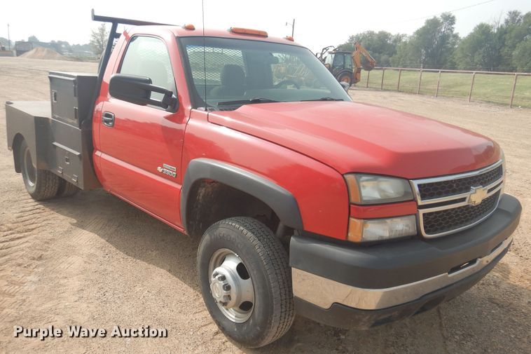 image for item DD0348 2007 Chevrolet Silverado 3500HD  flatbed pickup truck
