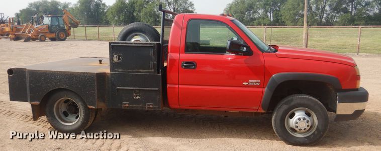 image for item DD0348 2007 Chevrolet Silverado 3500HD  flatbed pickup truck