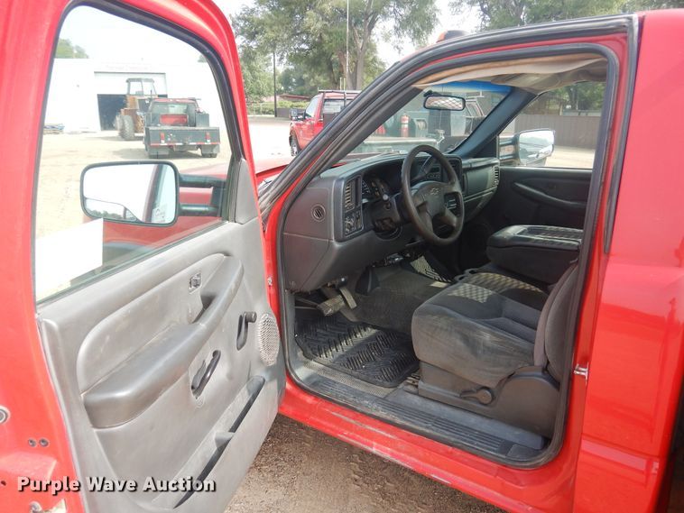 image for item DD0348 2007 Chevrolet Silverado 3500HD  flatbed pickup truck