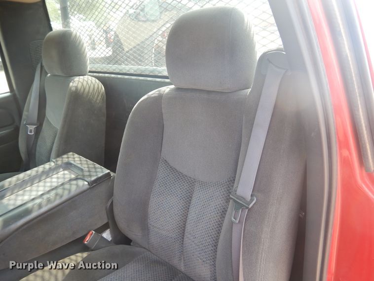 image for item DD0348 2007 Chevrolet Silverado 3500HD  flatbed pickup truck