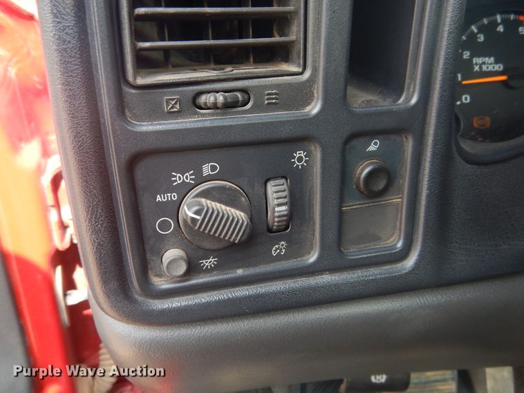 image for item DD0348 2007 Chevrolet Silverado 3500HD  flatbed pickup truck