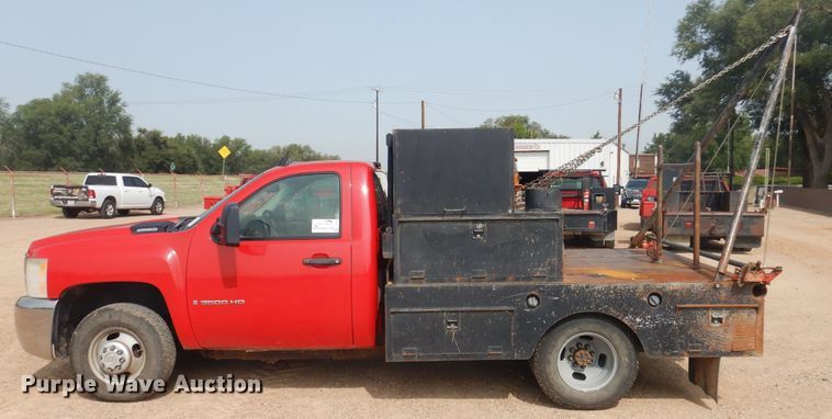 image for item DD0349 2007 Chevrolet Silverado 3500HD  winch truck