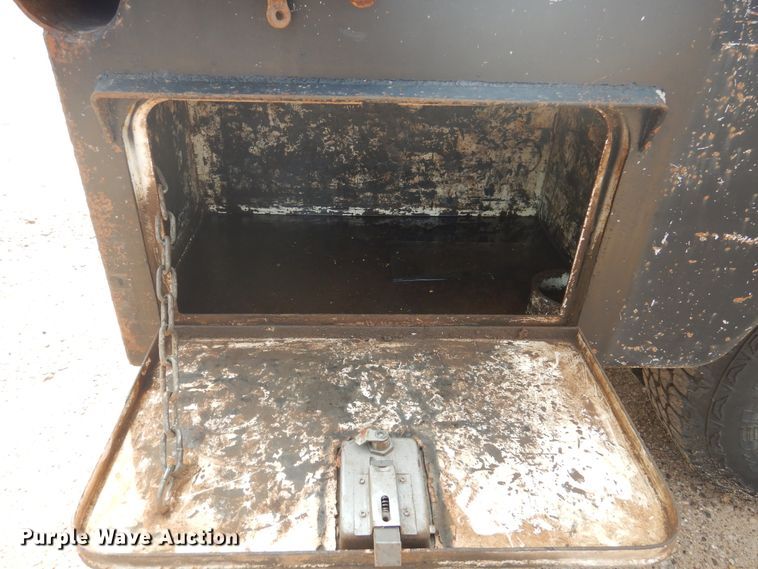 image for item DD0349 2007 Chevrolet Silverado 3500HD  winch truck