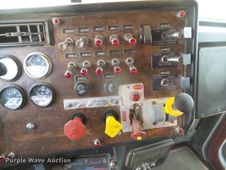 image for item DD0363 1988 Peterbilt 379  semi truck