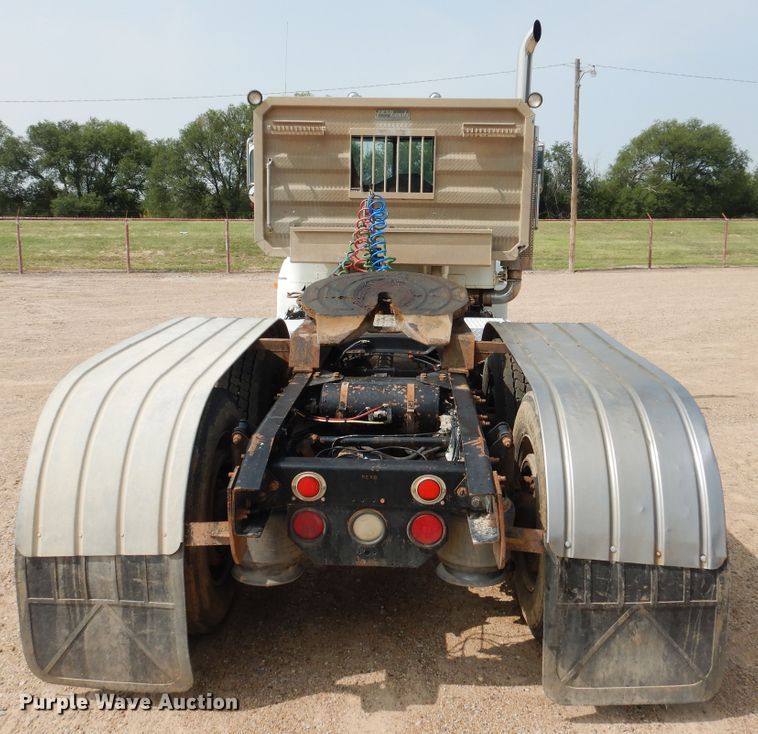 image for item DD0364 1997 Freightliner FLD 120  semi truck