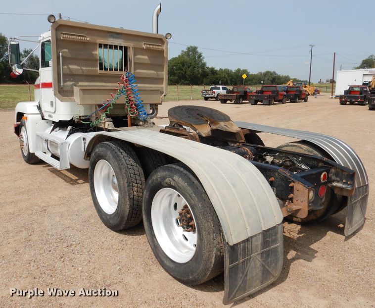 image for item DD0364 1997 Freightliner FLD 120  semi truck