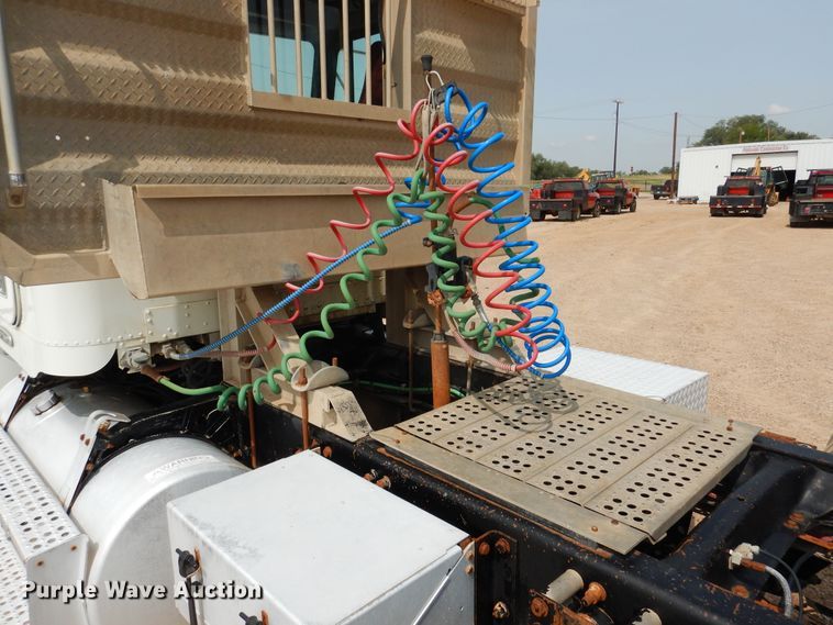 image for item DD0364 1997 Freightliner FLD 120  semi truck