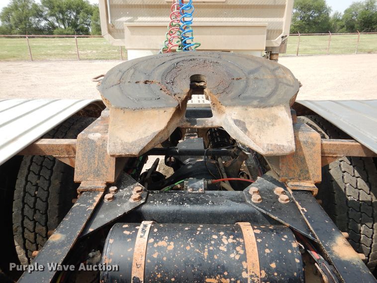 image for item DD0364 1997 Freightliner FLD 120  semi truck